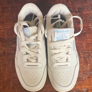 Classic Reebok Sneakers - Cream and Blue